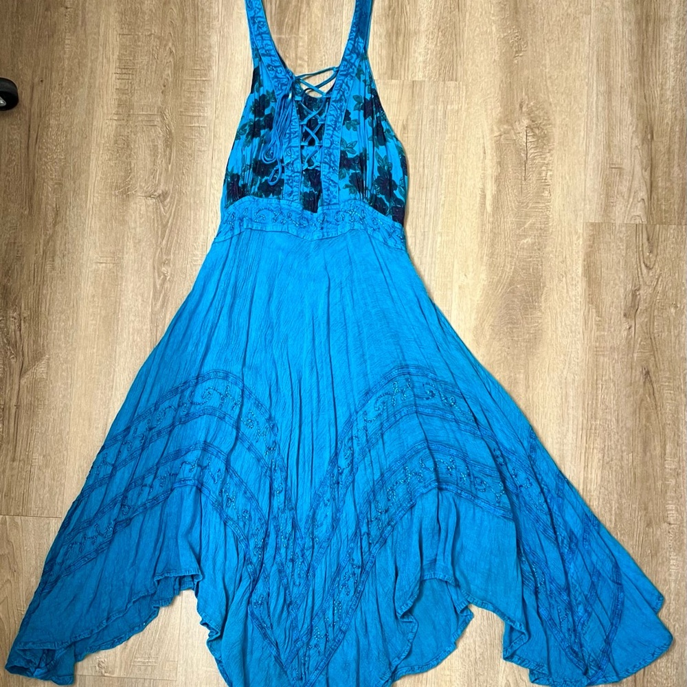 Whimsical mid-length dress with stretchy waistband